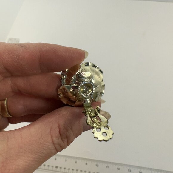 Vtg Flower Clip On Earrings Gold Tone Womens 1 inch Floral Retro - Picture 6 of 7